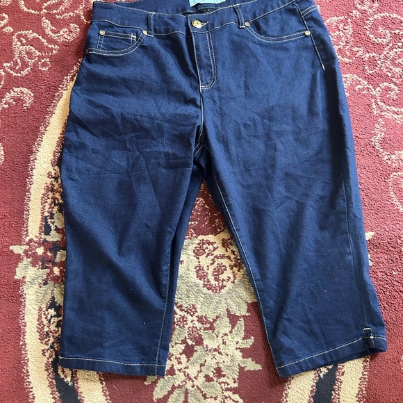 One5one woman’s jeans capris- size 14W - new or like new - Picture 1 of 7